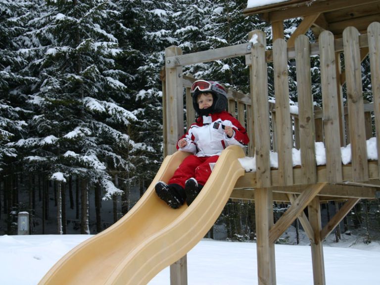 Familienurlaub im winterlichen Hüttendorf