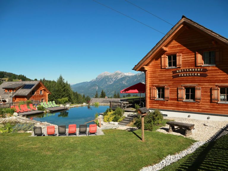 Versorgerhütte und Schwimmteich im Hüttendorf