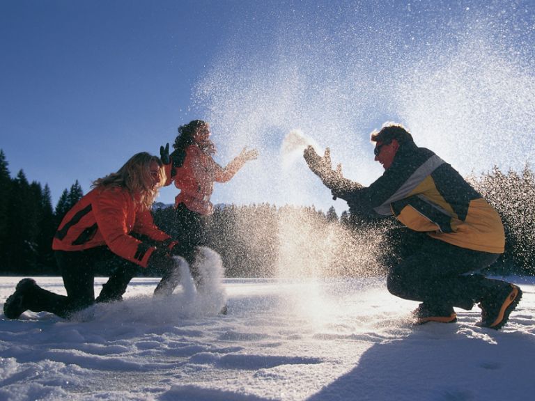 Eine Familie spiel fröhlich im Schnee
