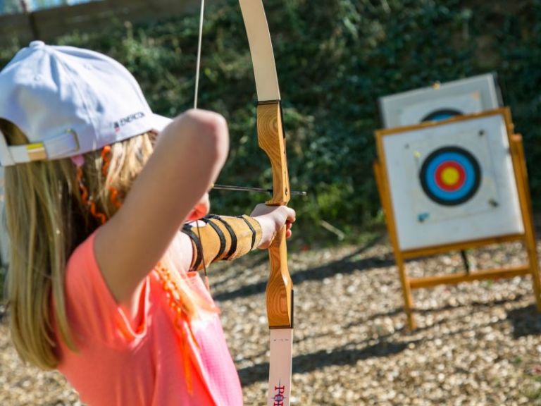Bogenschießen im Familienurlaub