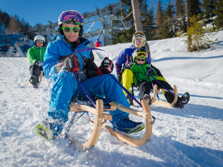Mit dem Schlitten geht es zurück zur Hütte