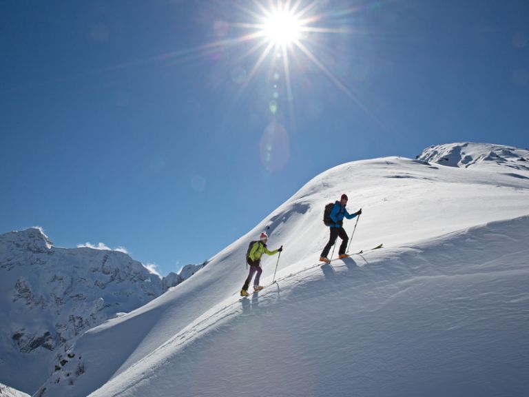 Zwei Skitourengeher im Sonnenschein